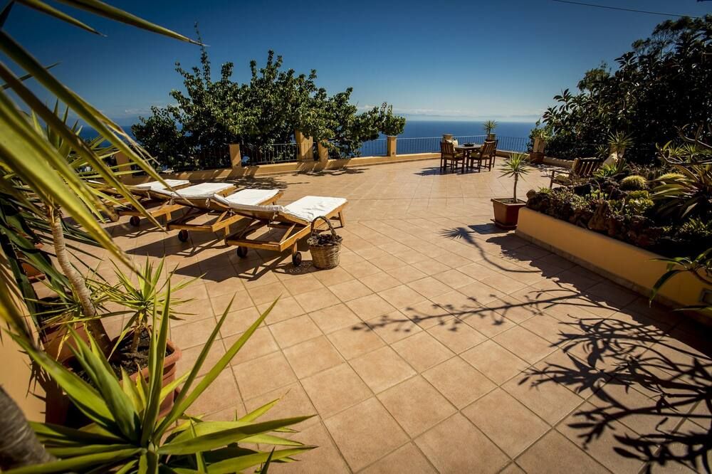 شرفة مرصوفة