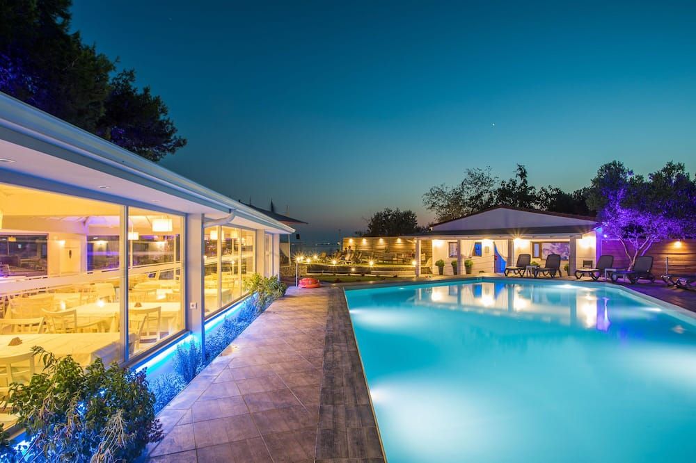 حوض السباحة صورة