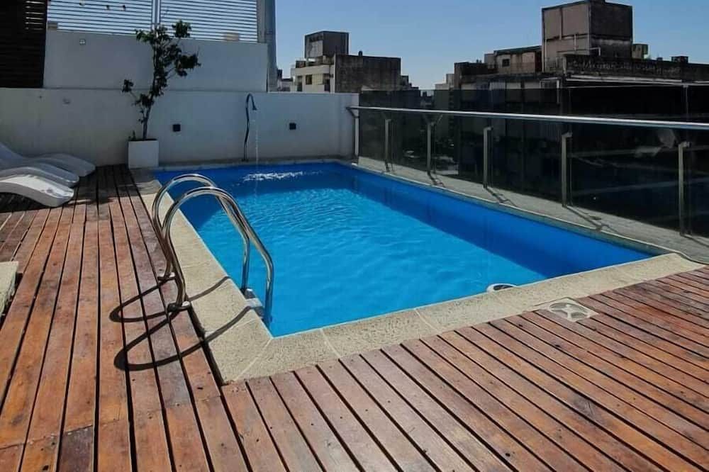 حوض السباحة