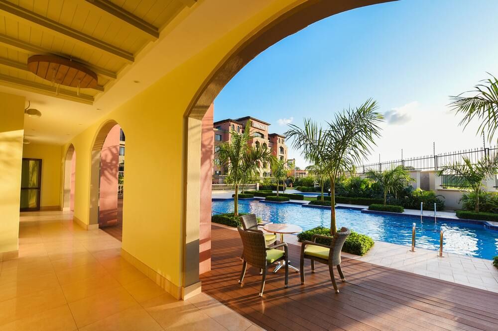 حوض السباحة