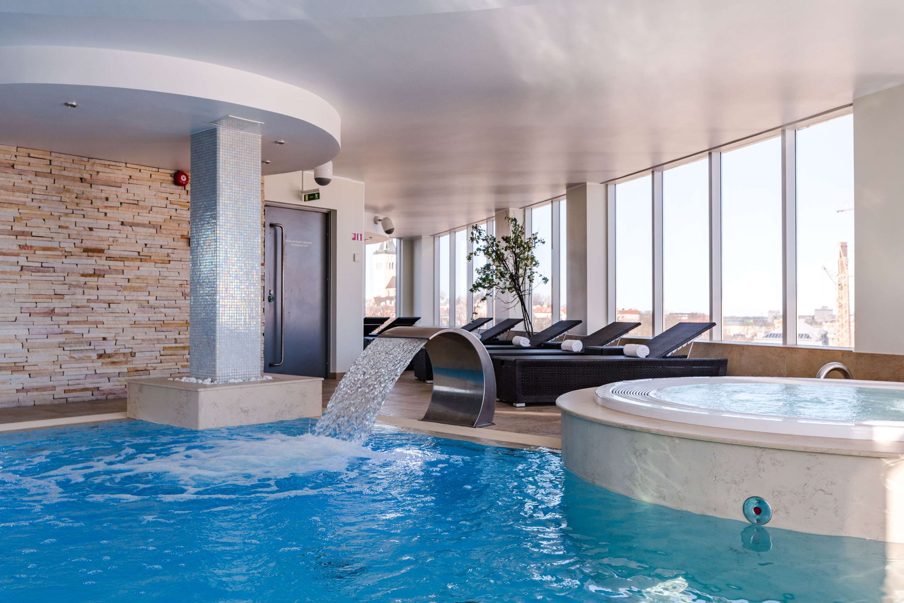 حوض السباحة