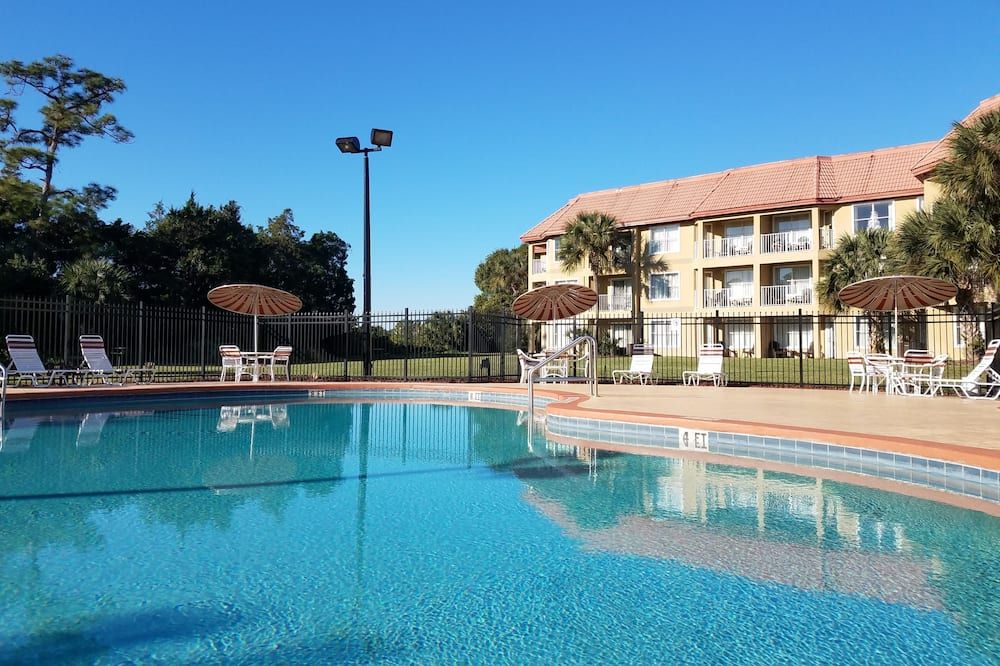 حوض السباحة