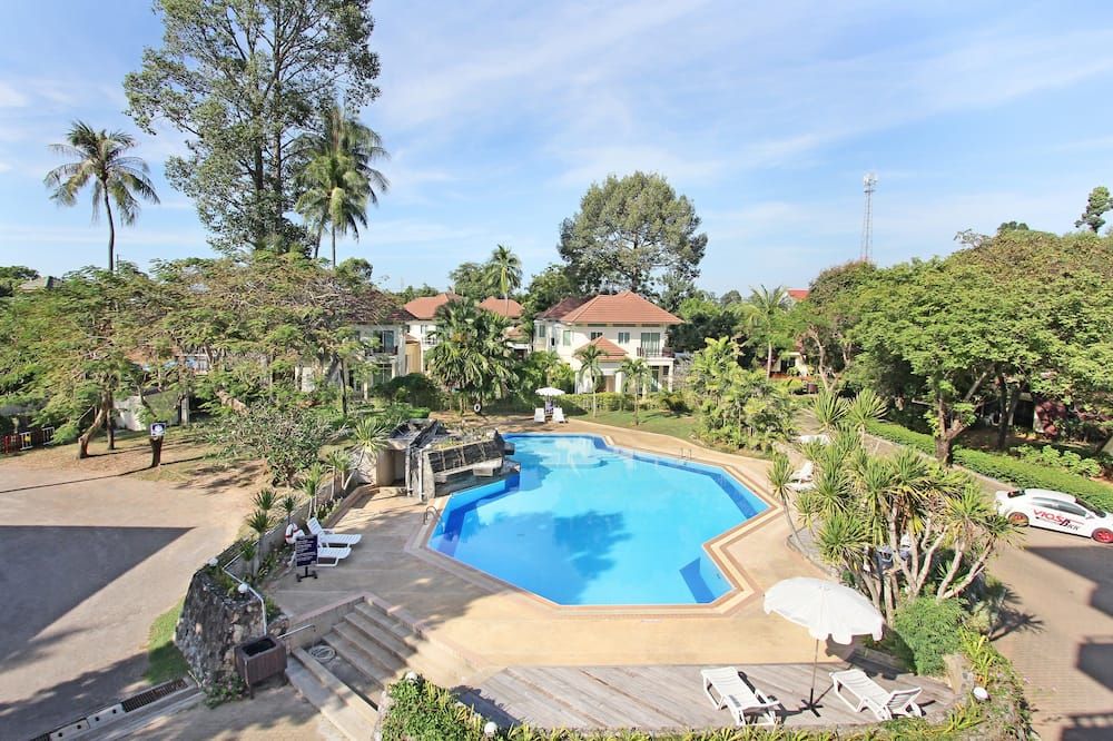 حوض السباحة