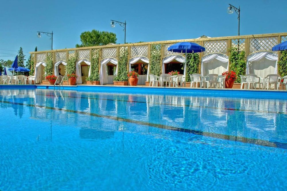 حوض السباحة