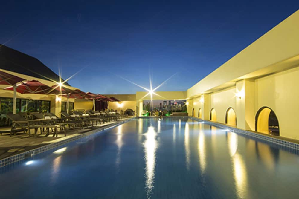 حوض السباحة