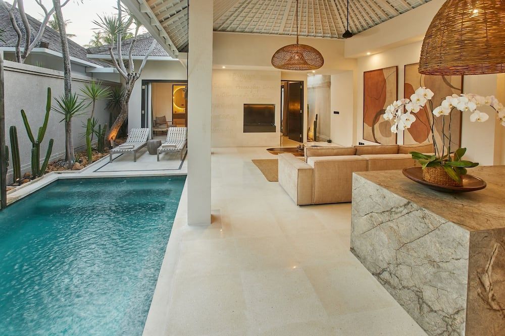 حوض السباحة