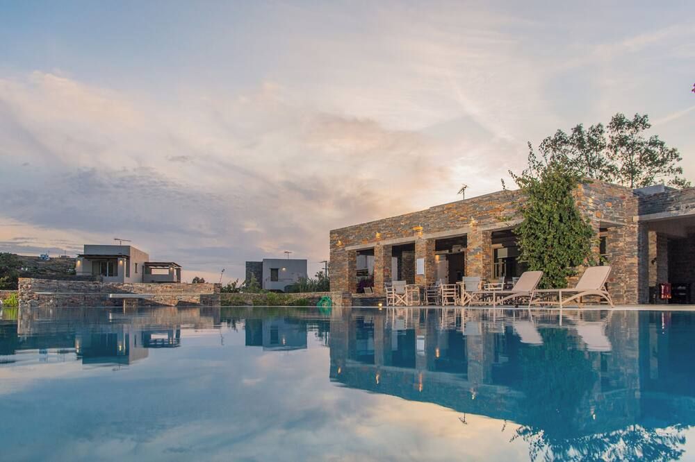 حوض السباحة