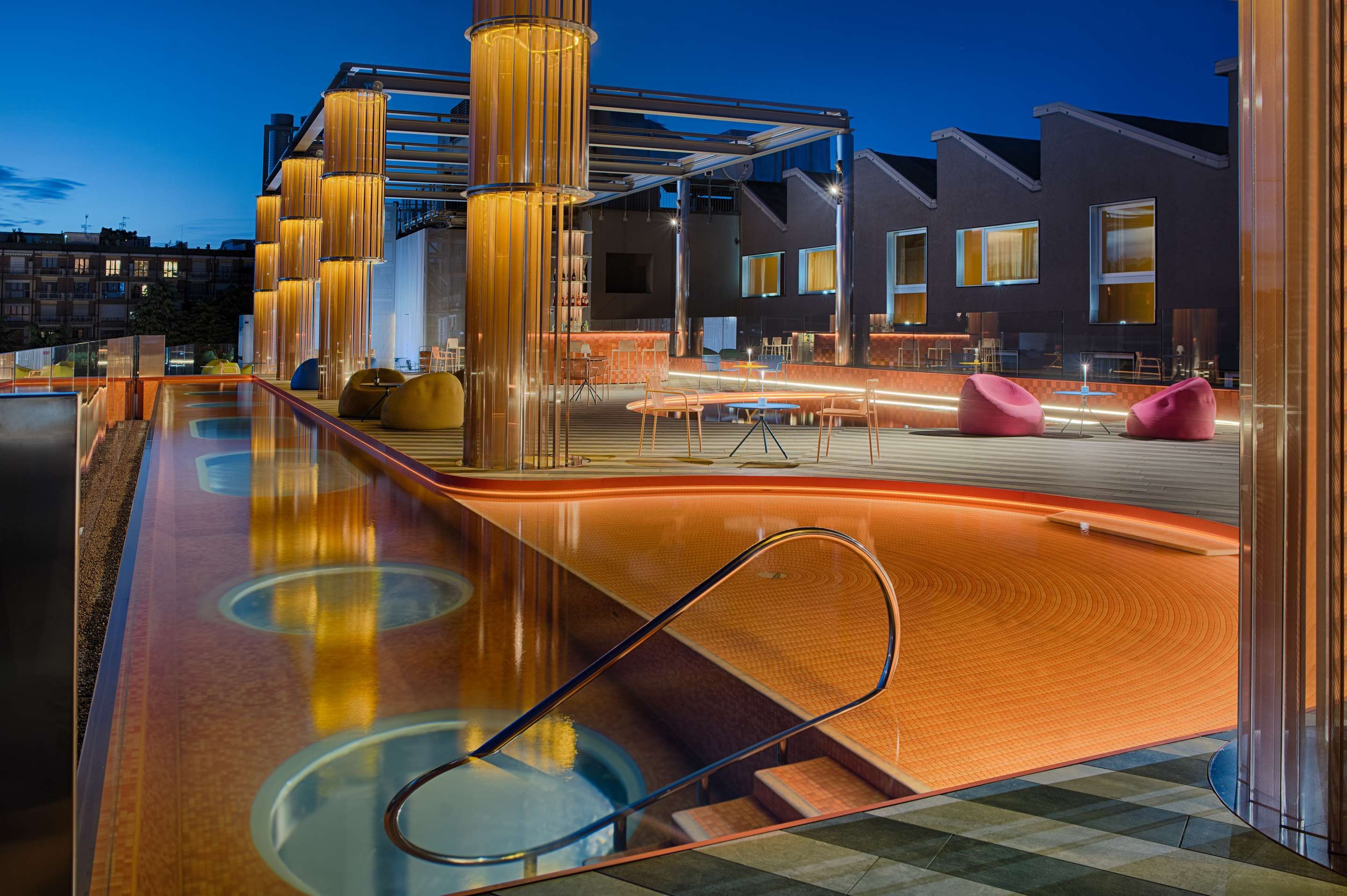 حوض السباحة