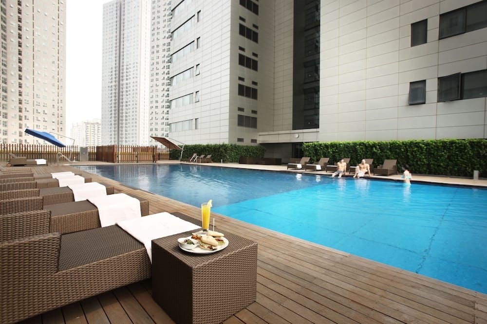 حوض السباحة