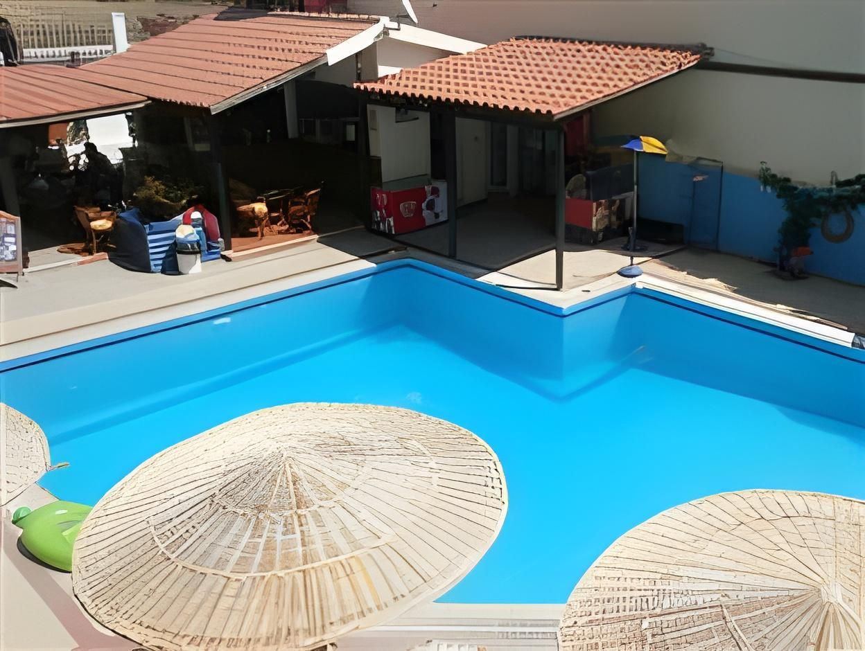 حوض السباحة