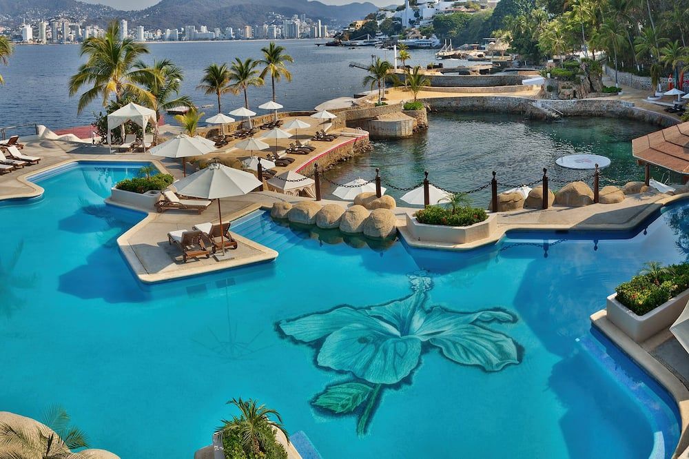 حوض السباحة