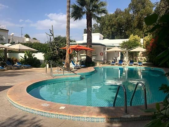 حوض السباحة