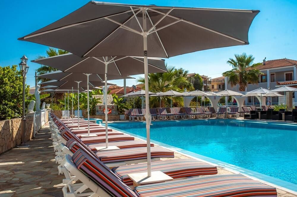 حوض السباحة