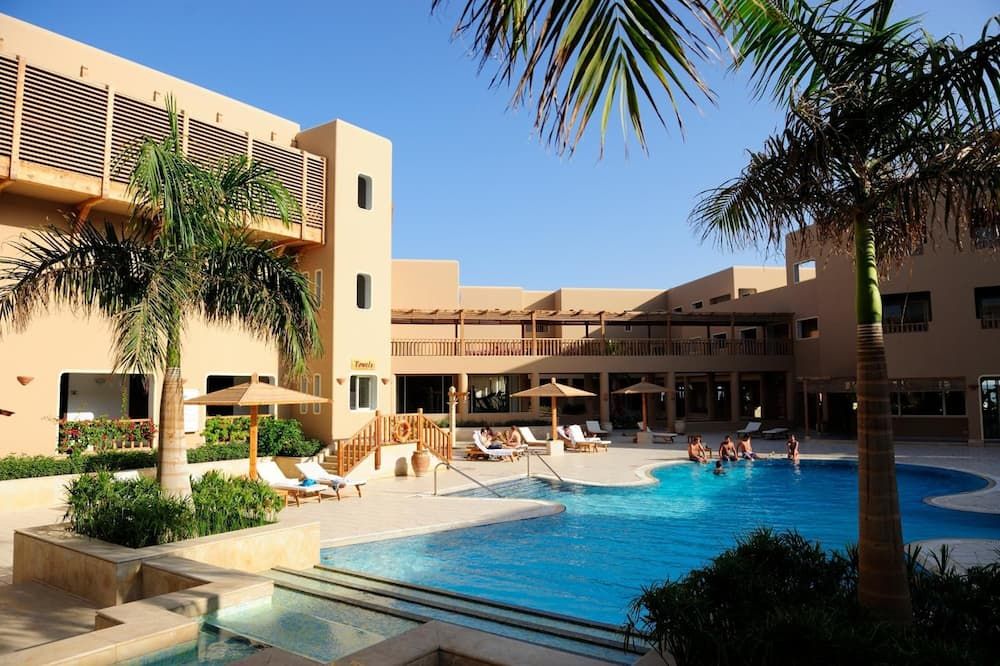 حوض السباحة