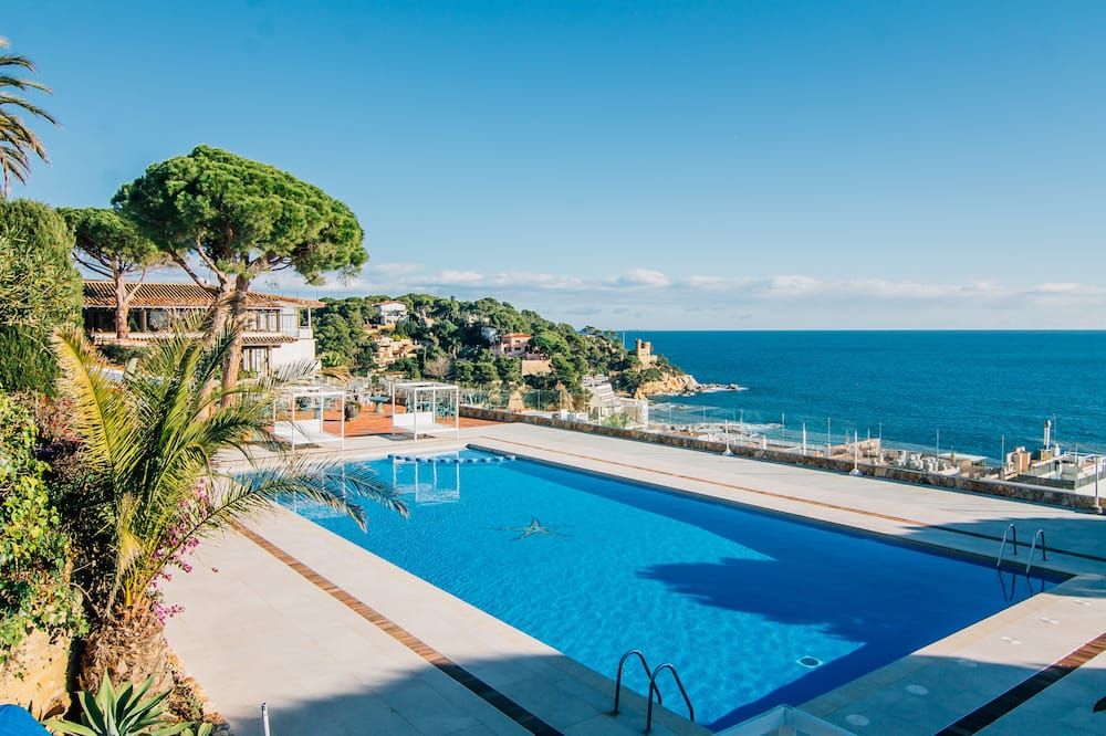 حوض السباحة