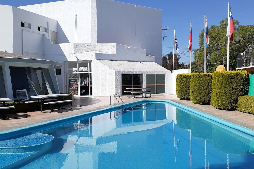 حوض السباحة