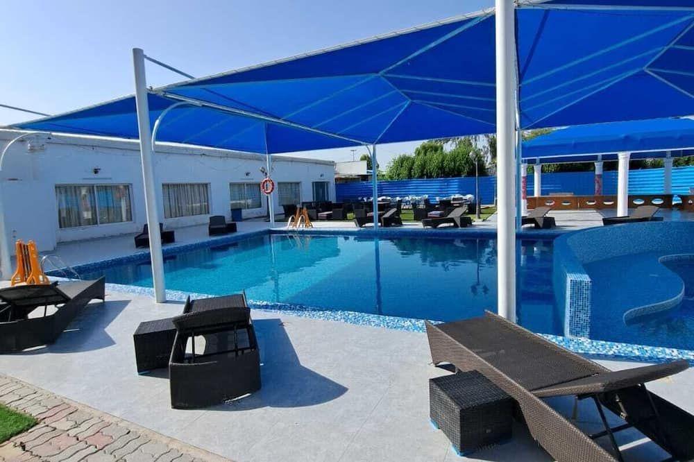 حوض السباحة