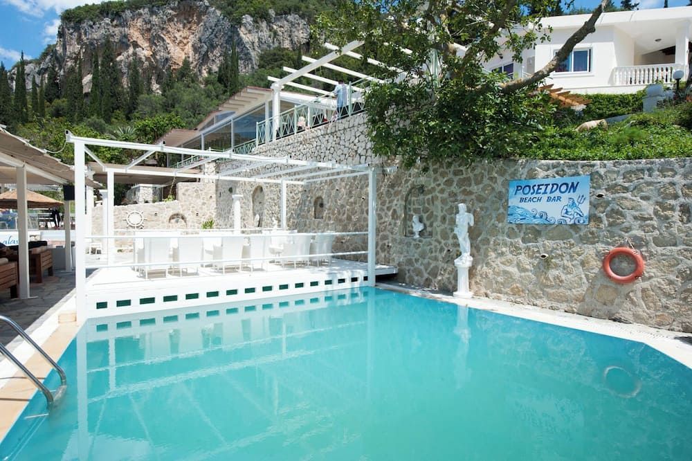 حوض السباحة