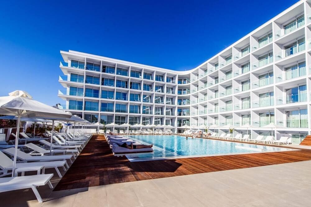 حوض السباحة