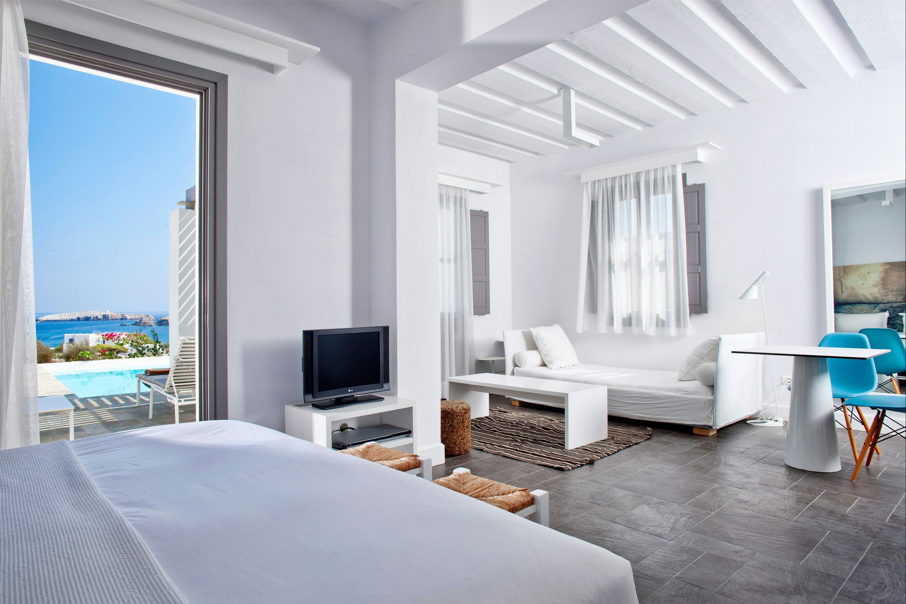 حوض السباحة