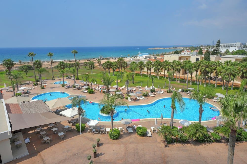 حوض السباحة