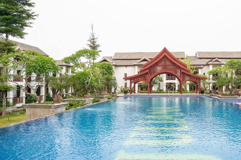 حوض السباحة