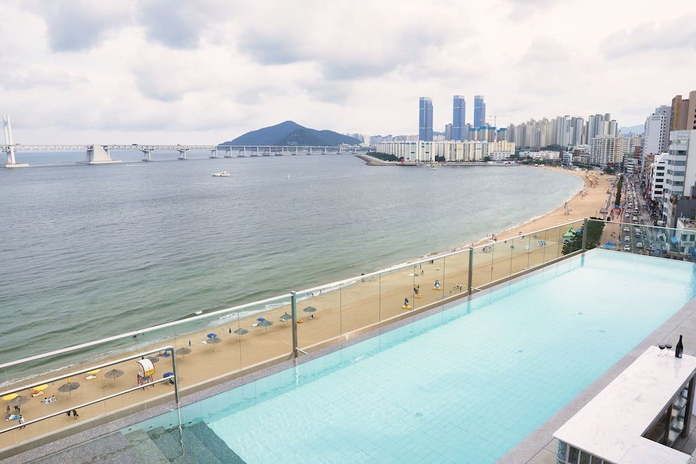 حوض السباحة