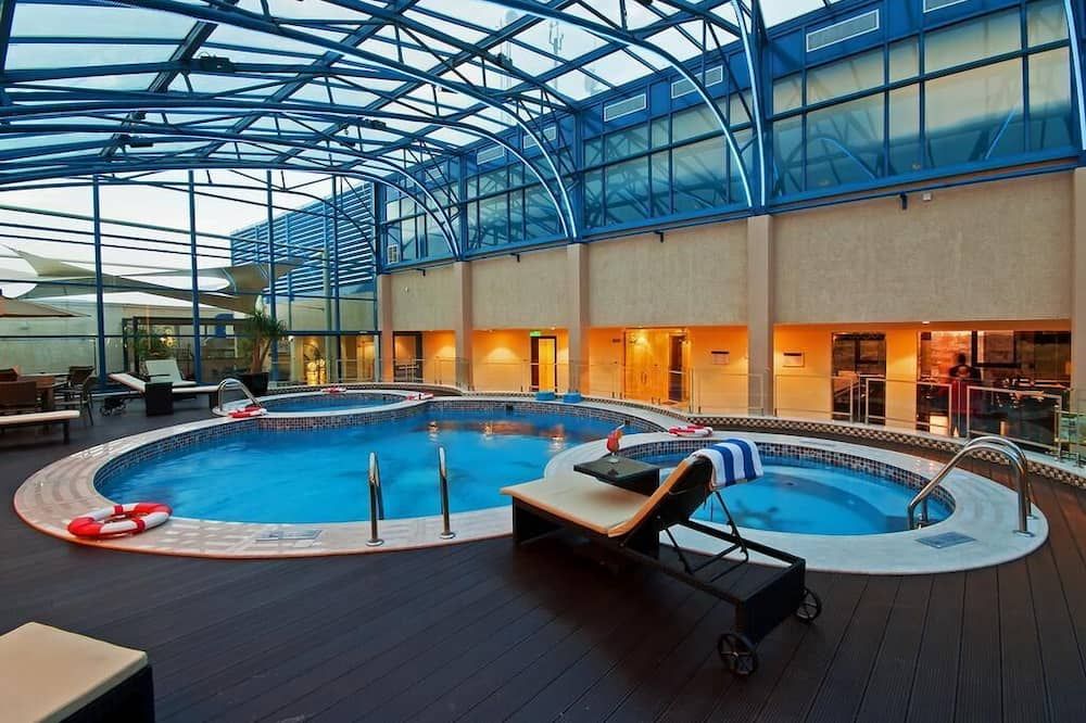 حوض السباحة