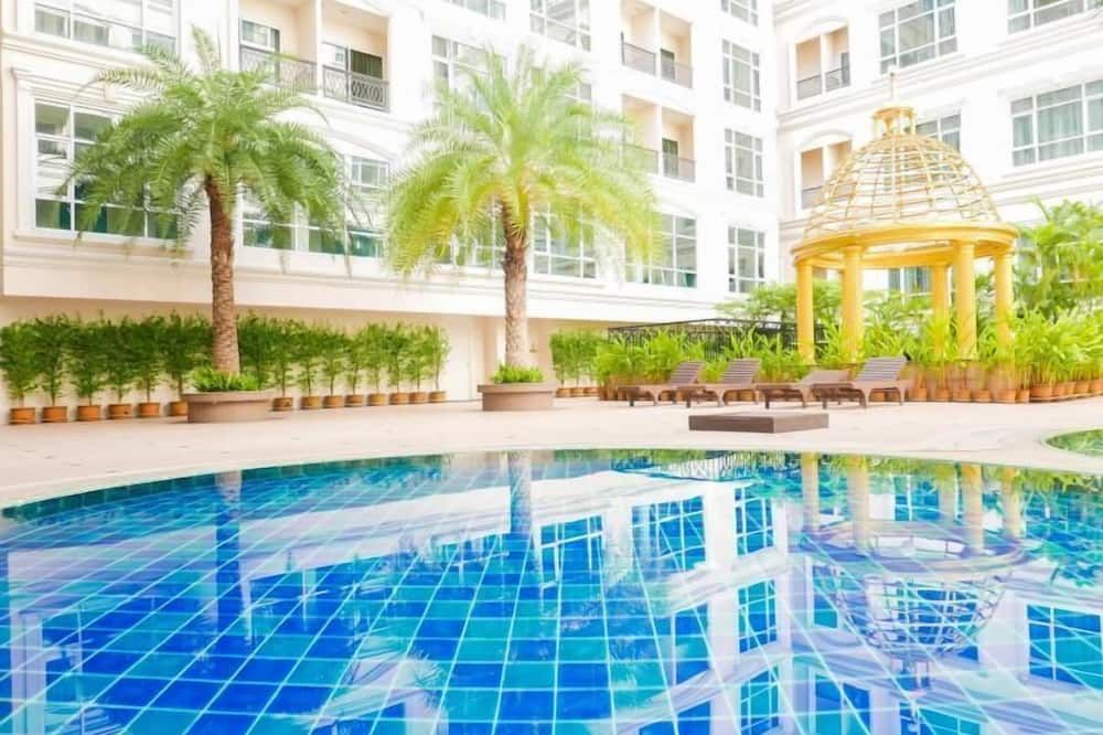 حوض السباحة