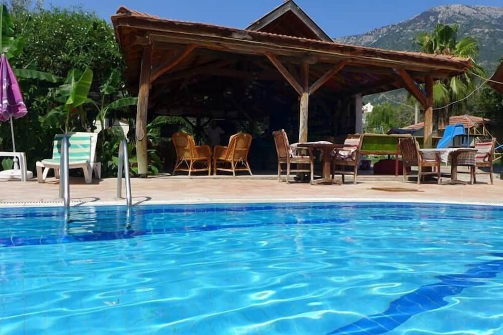 حوض السباحة