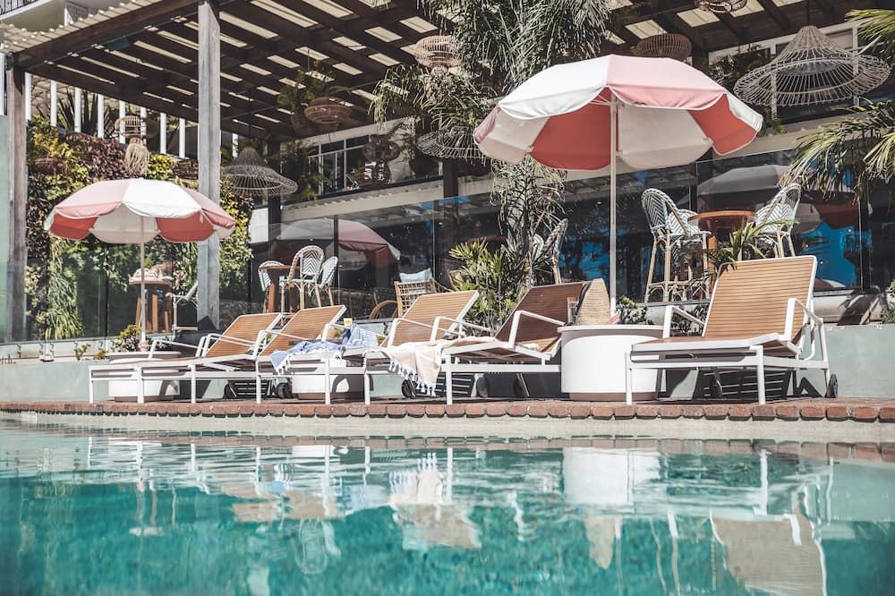 حوض السباحة