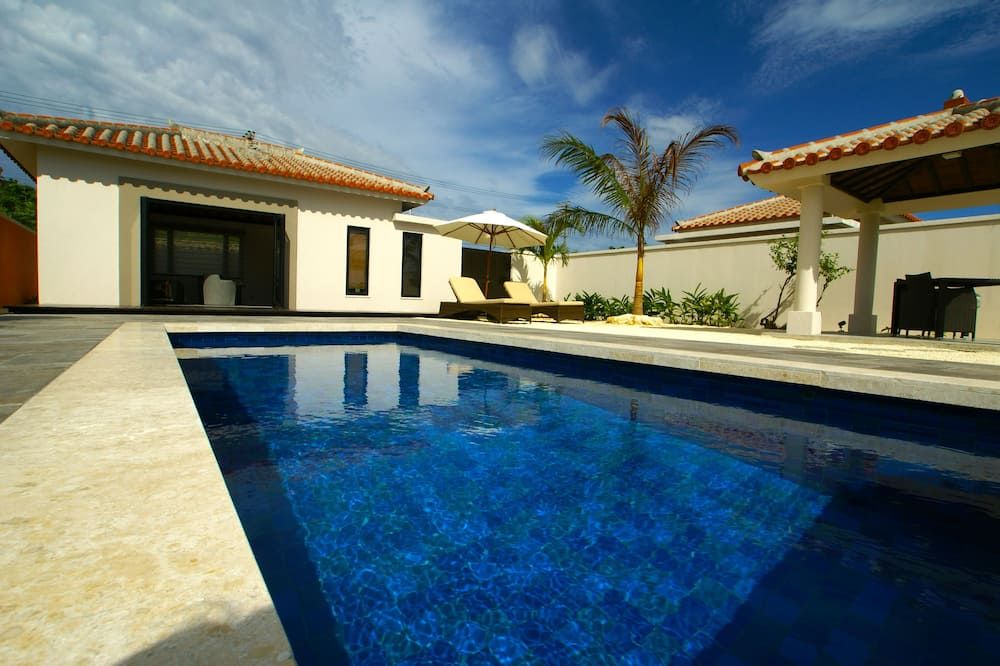 حوض السباحة