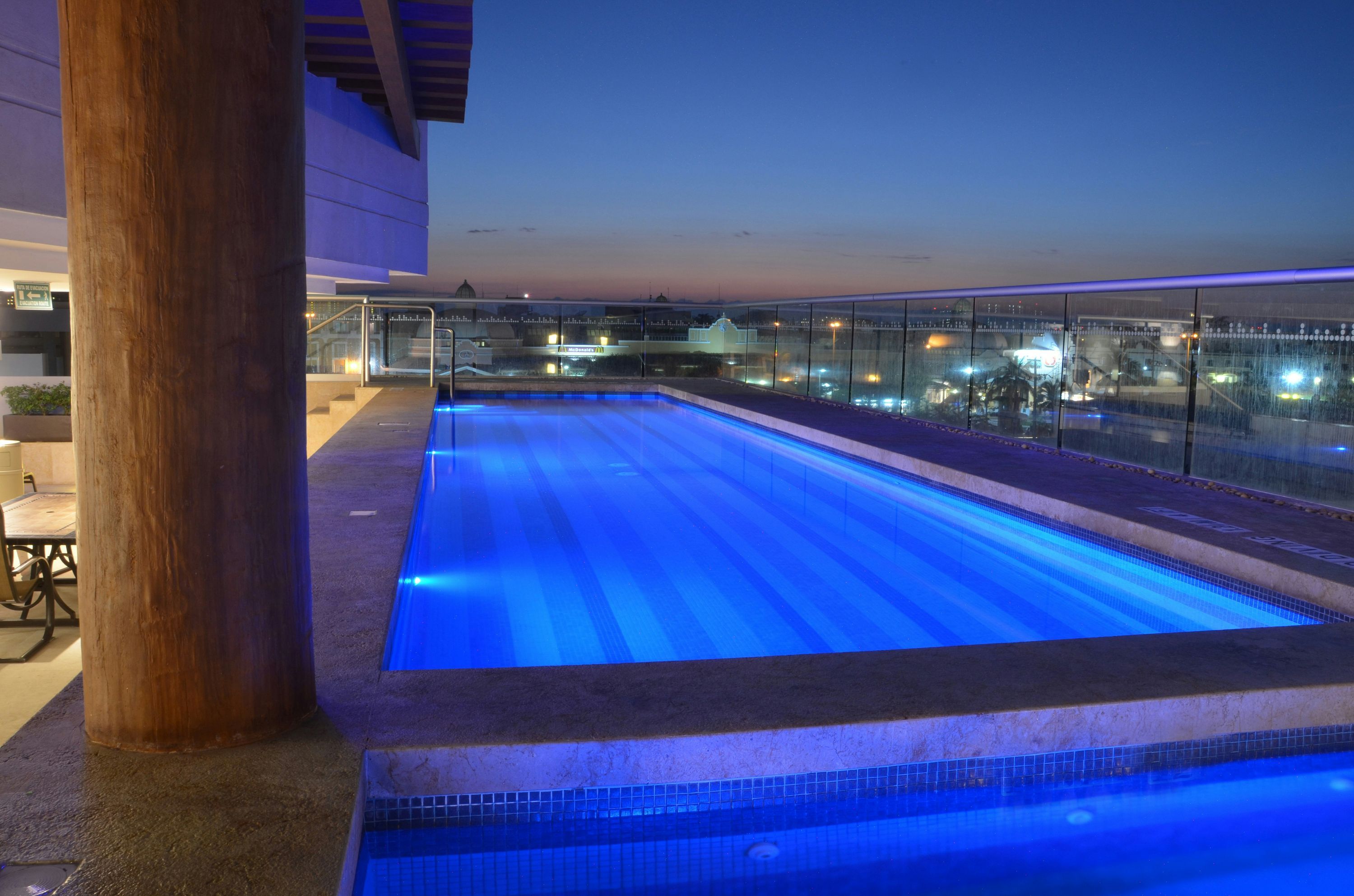 حوض السباحة