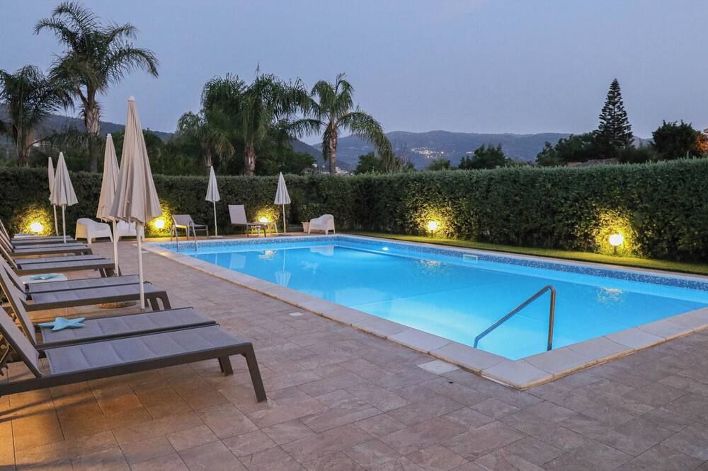 حوض السباحة