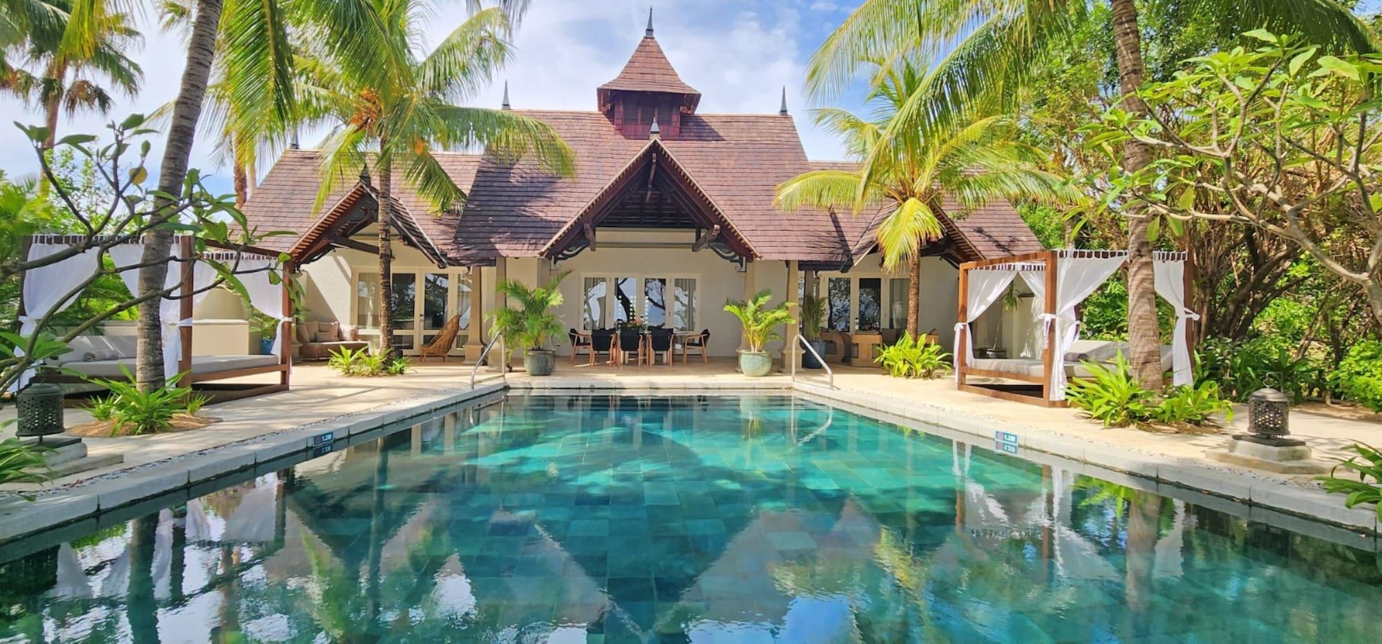 حوض السباحة