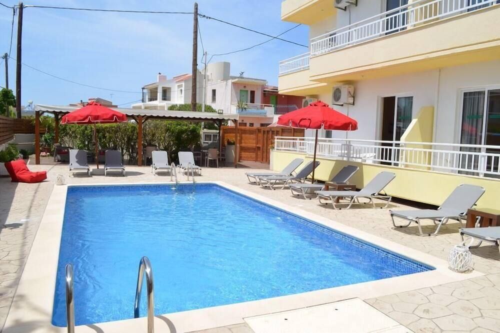 حوض السباحة