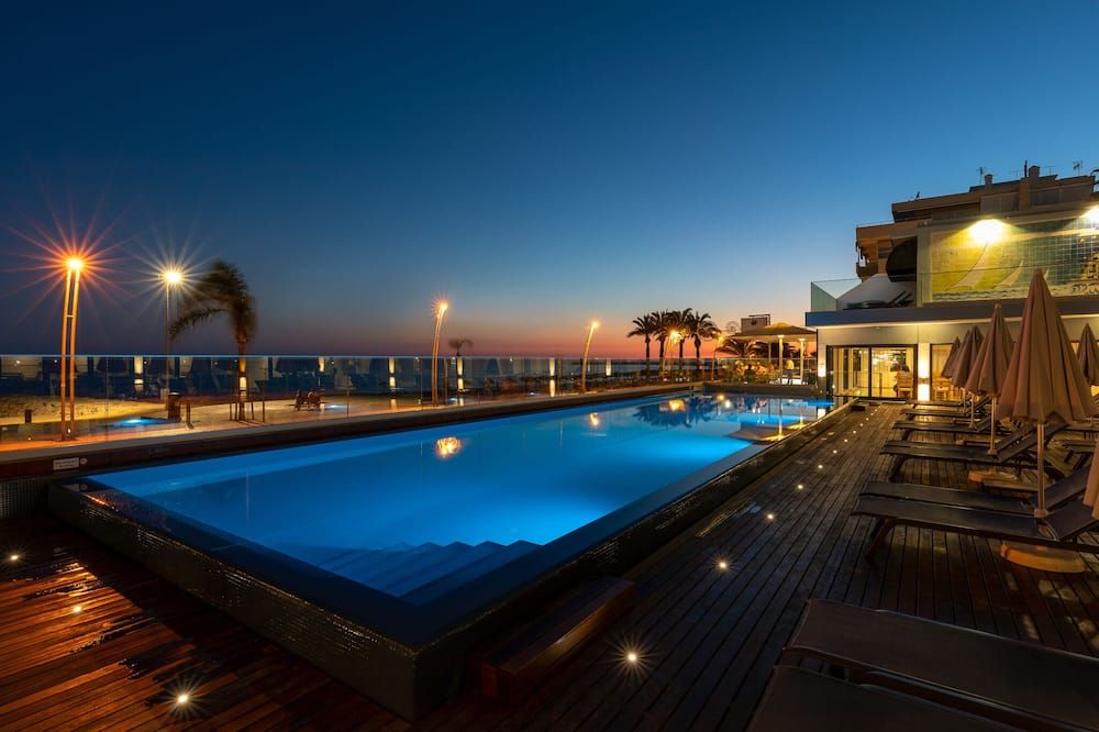 حوض السباحة