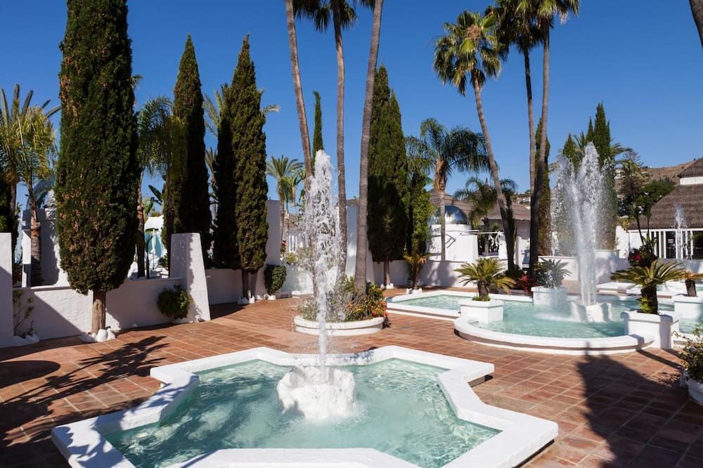 حوض السباحة