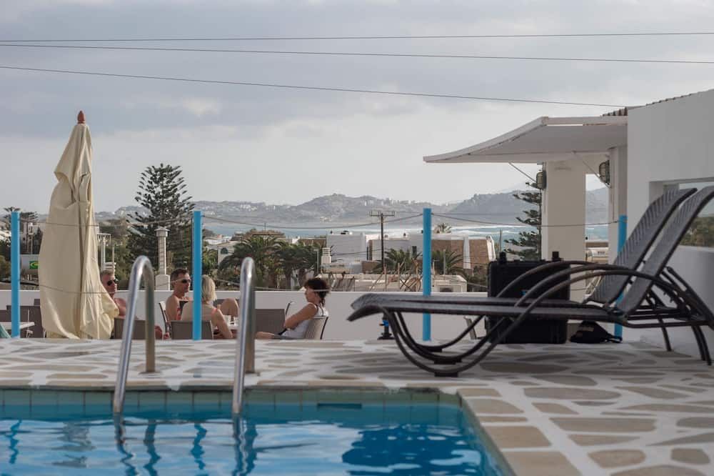 حوض السباحة