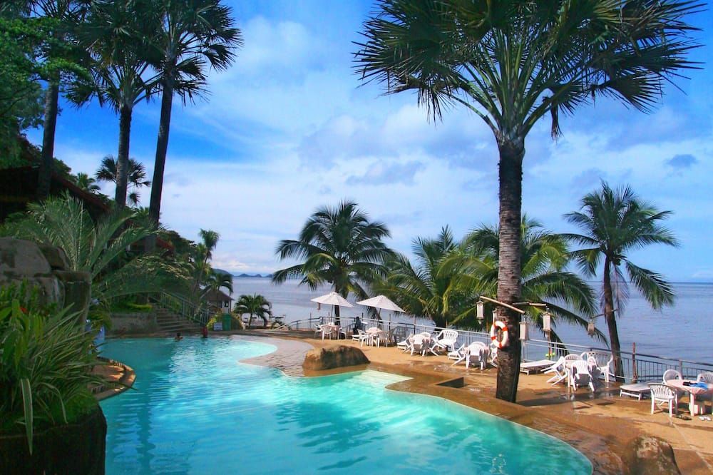 حوض السباحة