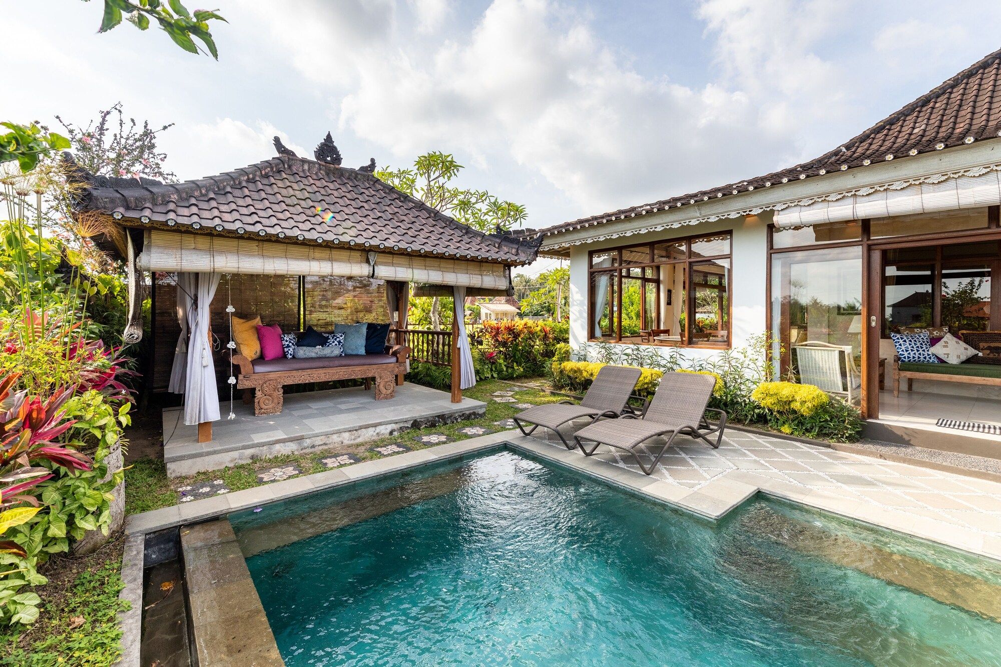 حوض السباحة