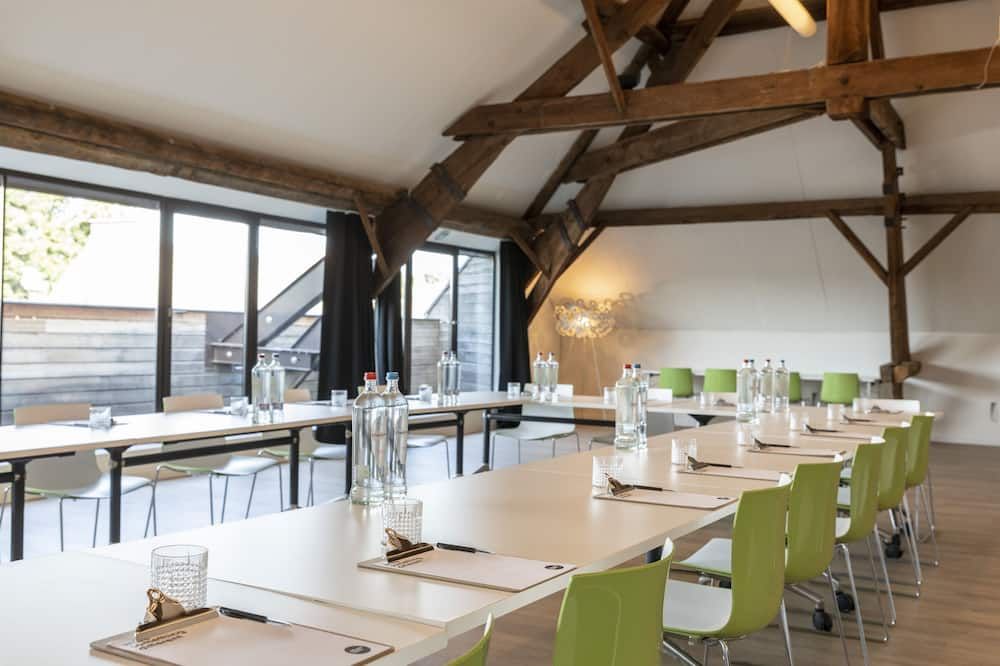 غرفة الاجتماعات