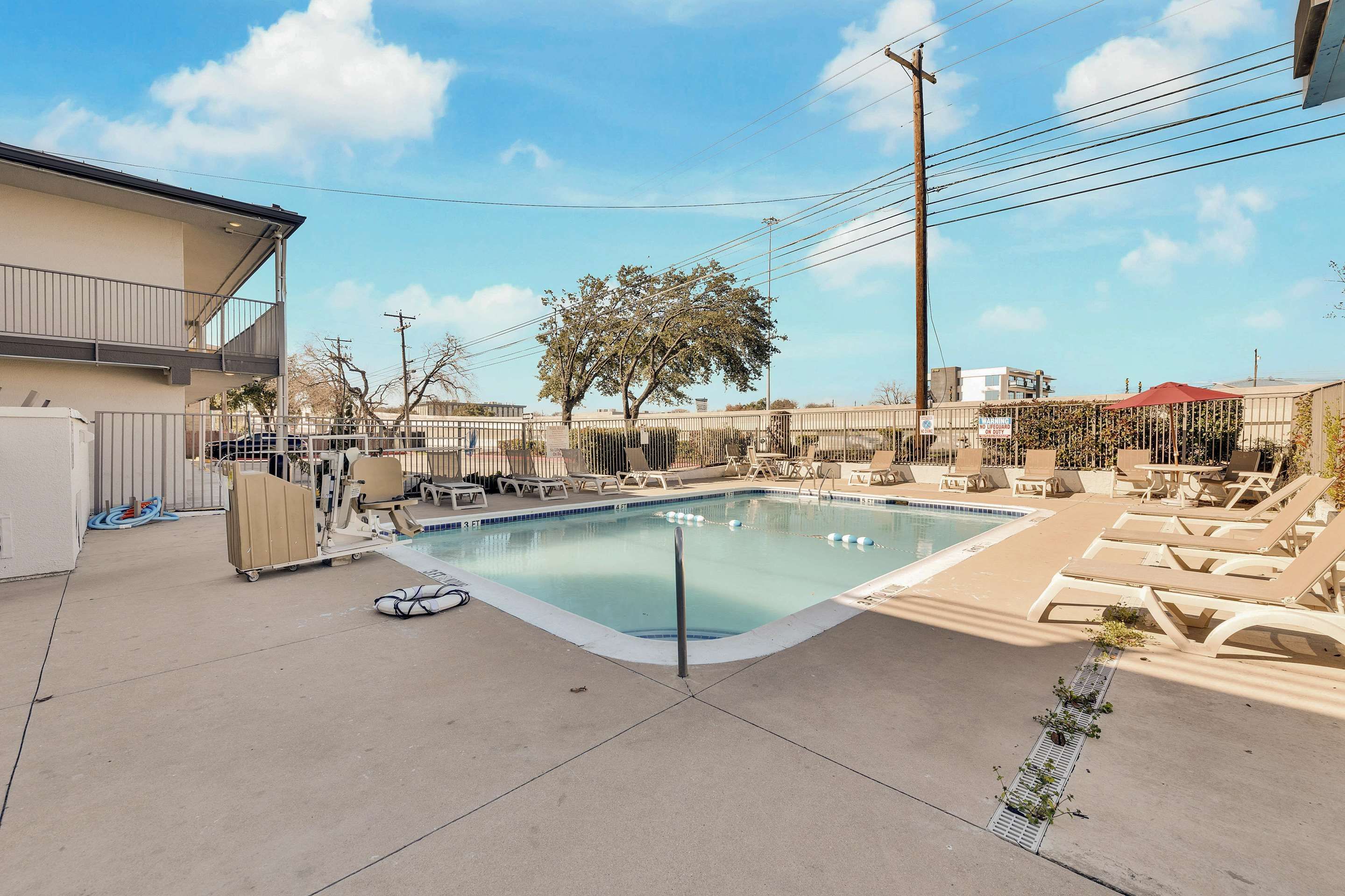 حوض السباحة