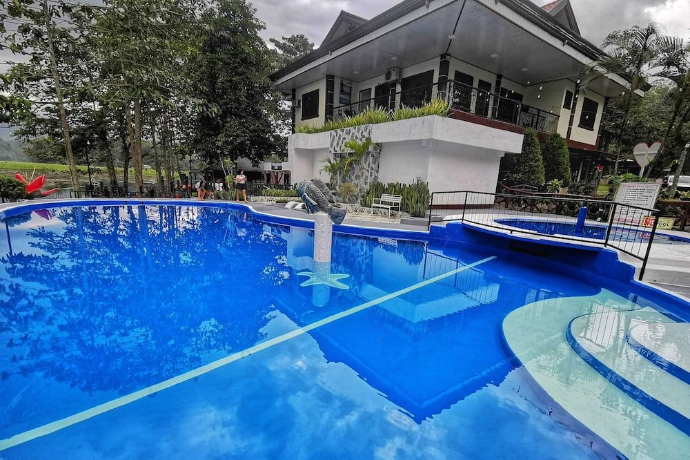 حوض السباحة