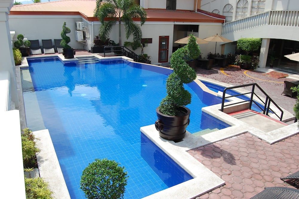 حوض السباحة