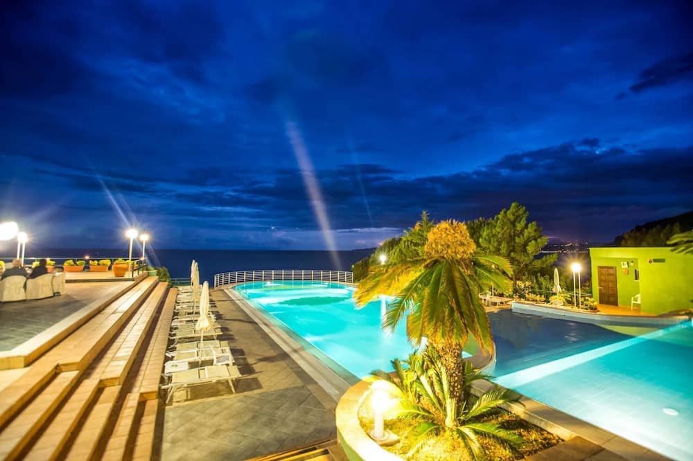 حوض السباحة