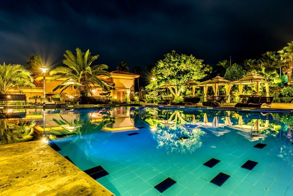 حوض السباحة