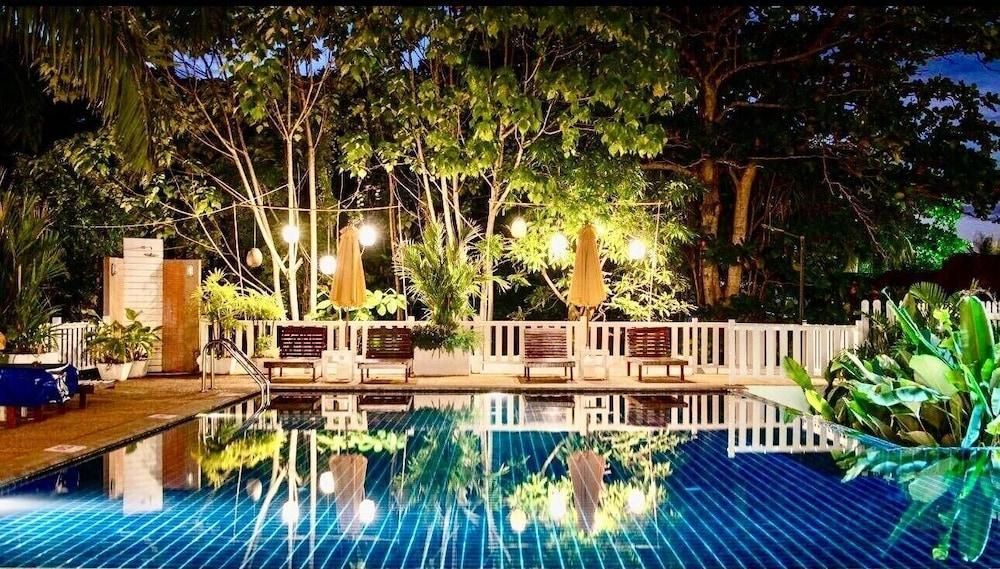 حوض السباحة