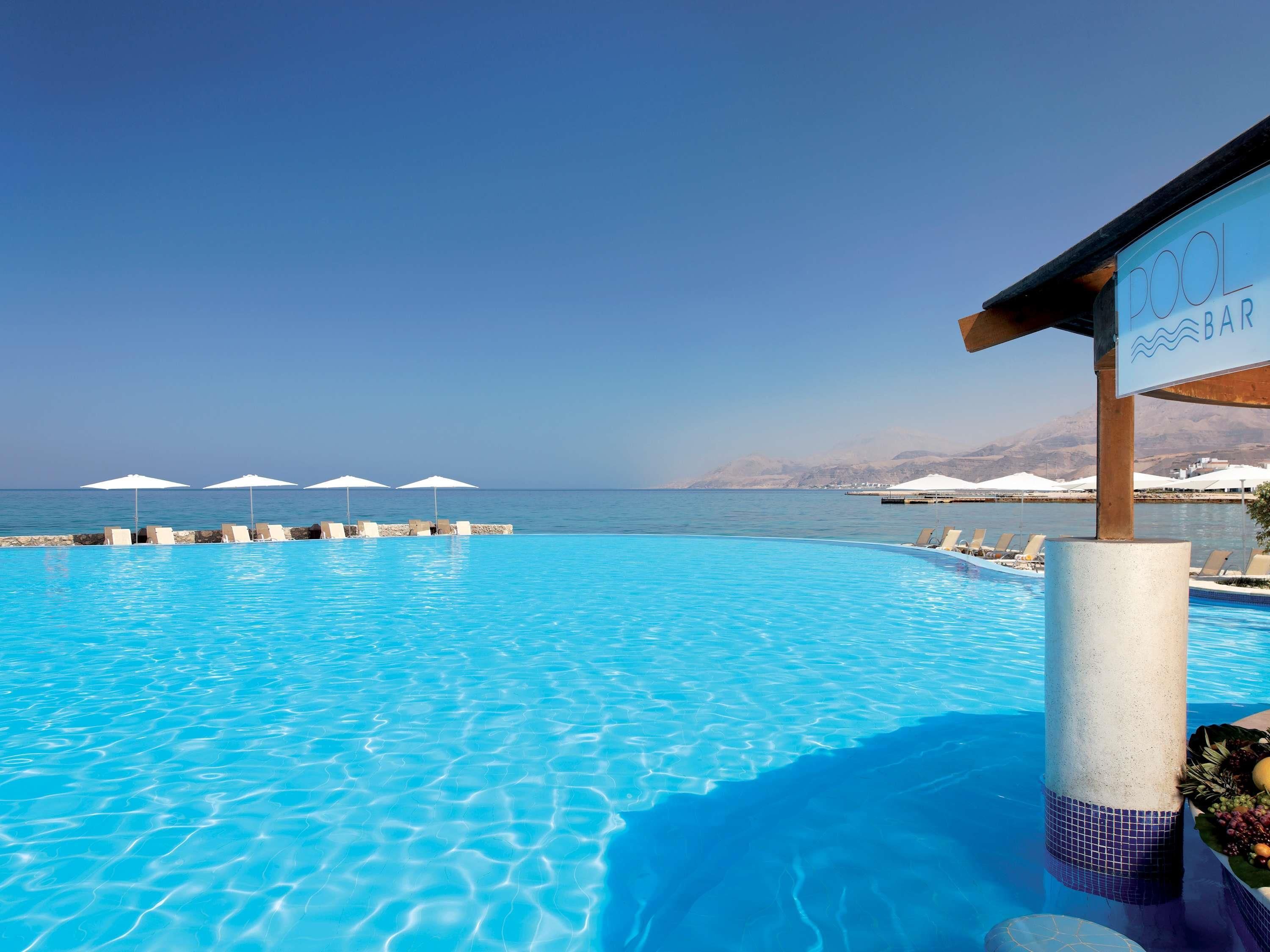 حوض السباحة