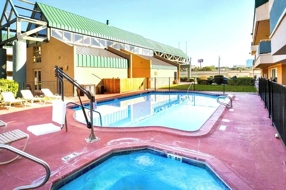 حوض السباحة